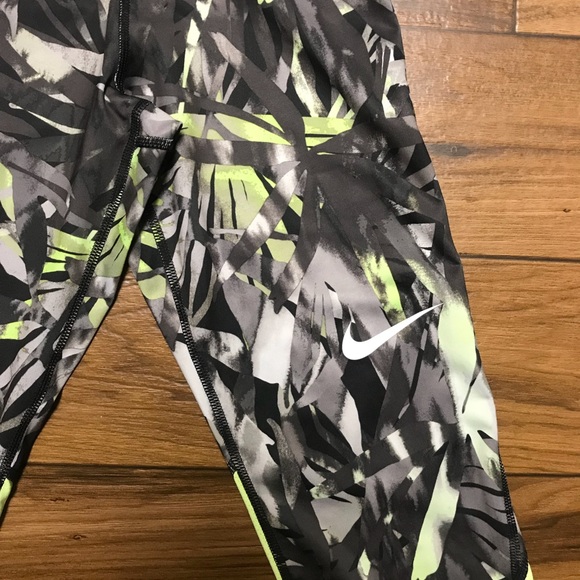 Nike Pro Cool Capri - Picture 3 of 4